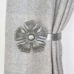 Sujetadores de Cortinas de Metal Plateado en Forma de Corazón, Diseño Contemporáneo y Elegante para Decoración de Ventanas - Product Image 6