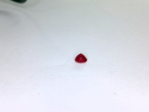 พลอยทับทิมพม่าทรงลูกแพร์คุณภาพพรีเมียมธรรมชาติ 100% ขนาด 0.84 กะรัต สีแดงเข้ม ทรงเหลี่ยมเจียระไน สำหรับทำจี้เครื่องประดับ - Product Image 4