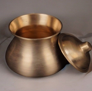 Pot exquis en laiton mat en forme d'urne, décoré d'un emblème floral estampé ; disponible au prix de gros. - Product Image 3