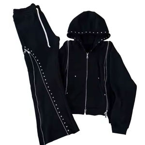 Conjunto de Sudadera con Capucha y Pantalones Jogger para Hombre, Color Negro, con Cierre Completo, Detalles de Cierre con Tachuelas, Estilo Urbano, Dos Piezas, Personalizable - Product Image 5