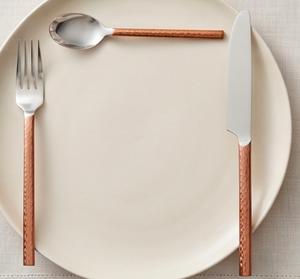Ensemble de couverts modernes en acier inoxydable avec manches en cuivre, compatibles lave-vaisselle, pour la table de mariage, design élégant - Product Image 5