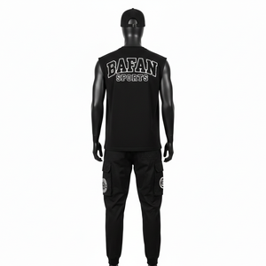 Conjunto de 2 piezas para hombre de alta calidad, camiseta sin mangas negra de algodón suave y poliéster, pantalón jogger con bolsillos tipo cargo, bordado personalizado. - Product Image 3