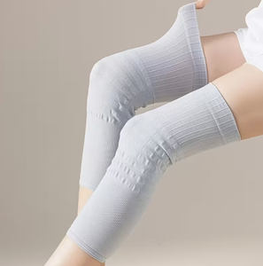 สนับเข่าแบบยืดหยุ่นกันลื่น สีเทา ผสมผ้ายืดสแปนเด็กซ์ ระบายอากาศได้ดี สวมใส่ได้ทุกเพศทุกวัย ใช้ได้ทุกฤดู บรรเทาอาการปวดข้ออักเสบ บวม และเคล็ดขัดยอก - Product Image 6