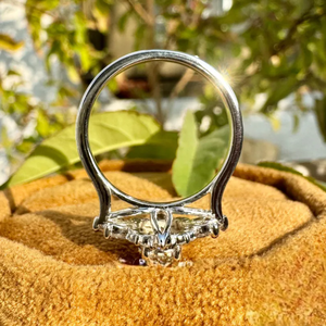 Anillo de halo ovalado de lujo con detalles de diamantes cultivados en laboratorio inspirados en hojas, diseño nupcial atemporal con brillo brillante. - Product Image 5