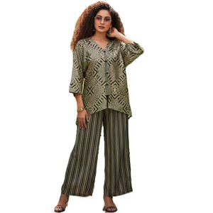 Ensemble coordonné à imprimé floral de haute qualité pour femmes, style ethnique contemporain, kurta asymétrique, pantalon et foulard assortis, pour les occasions spéciales, en polyester. - Product Image 1