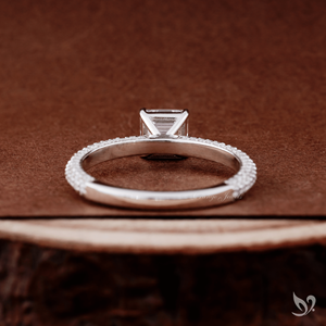 แหวนเพชรทรง Asscher 1 กะรัต เพาะเลี้ยงในห้องปฏิบัติการ ดีไซน์สามแถวแบบ Pave Band สไตล์วินเทจ รูปทรงเรขาคณิต สำหรับเจ้าสาว ทำจากทองคำขาว 10K - Product Image 2