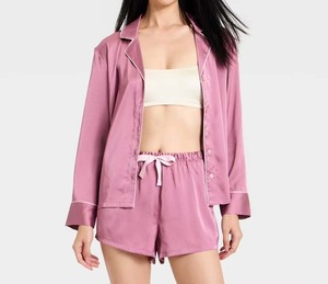Pyjamas en satin personnalisés pour demoiselles d'honneur, ensemble de vêtements de nuit avec logo et nom sur mesure, pyjamas en satin soyeux et doux pour femmes, vente en gros pour fête de mariage - Product Image 6