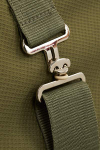 Material ligero, doble cierre frontal con hebillas en T y cierre de velcro, franja metálica color verde oliva - Product Image 4