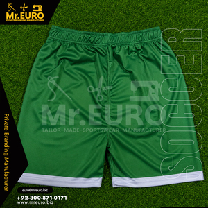 Shorts de football personnalisés vert et blanc 100 % polyester avec logo frontal pour hommes, respirants, taille élastique, bas de tenue athlétique imprimé - Product Image 4