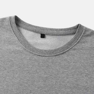 เสื้อสเวตเชิ้ตแขนยาวคอกลมสีเทาสำหรับผู้ชาย ผ้าฟลีซ รับทำโลโก้ตามสั่ง รับผลิตแบบ OEM ODM ขายส่งเสื้อผ้า - Product Image 3