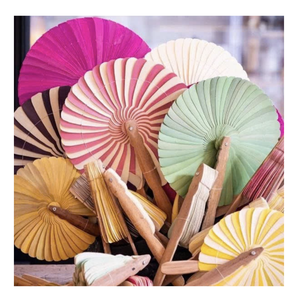 พัดไม้ไผ่พับได้ งานฝีมือ เป็นมิตรกับสิ่งแวดล้อม เหมาะสำหรับของชำร่วยงานแต่งงานและของขวัญงานอีเว้นท์ รับทำโลโก้ตามสั่ง - Product Image 1