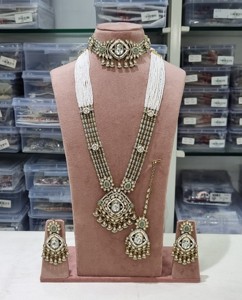 Parure de bijoux de mariée traditionnelle Kundan avec collier long, boucles d'oreilles, mang tika, perles de rocaille multirangs et perles perlées - Vente en gros - Product Image 3