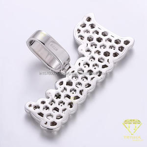 Pendentif personnalisé en moissanite de luxe, motif nom Brooklyn, lettres ciselées, serti de diamants étincelants - Product Image 6