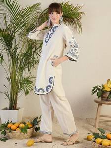 Ensemble Kurta et pantalon en organza blanc brodé pour femme, col montant, manches cloche, motif floral traditionnel, idéal pour mariage - Product Image 5