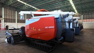 Moissonneuse-batteuse Kubota DC 120X 120 CV à 2 rangs, transmission par engrenages, moteur diesel, pour riz, haute productivité, machine agricole - Product Image 5