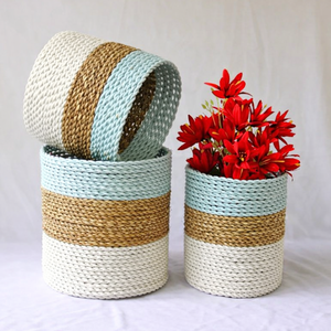 Cesta de Almacenamiento de Mimbre Tejida a Mano LOLLY BLUE S, Cesta Tejida en Dos Tonos Natural y Rojo, Organizador Decorativo para Decoración del Hogar y Lavandería - Product Image 1