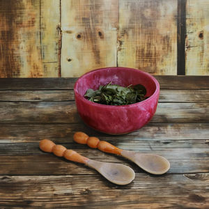 Bol à salade en résine pour la cuisine et la table Nouveau design avec 2 cuillères Bol de service fait à la main pour la maison et le jardin Personnalisation du bol de vaisselle - Product Image 1