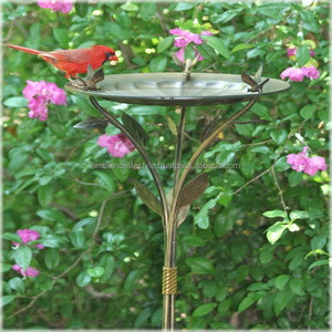 Bain d'oiseaux classique en métal, décoration de jardin extérieure, style vintage, bassin sur piédestal, durable, résistant aux intempéries, design élégant pour oiseaux - Product Image 2