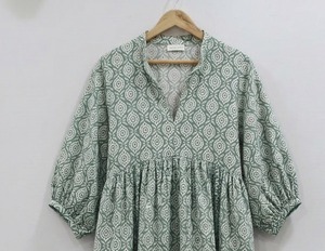 ชุดเดรสผ้าฝ้ายแท้ 100% พิมพ์ลายด้วยมือ ระบายอากาศได้ดี งานแฮนด์เมด สไตล์อินเดียลายดอกไม้ โบโฮ เอวธรรมชาติ ความยาวปานกลาง เหมาะสำหรับใส่ในฤดูร้อน - Product Image 2