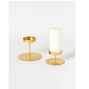 Candelabro de latón vintage con diseño de tulipán en flor y capullo, fundido a mano, con doble tallo floral y follaje arqueado - Product Image 2