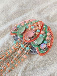 Broche de Lujo con Cuentas de Cristal Bordadas, Joyería Artesanal Hecha a Mano, Modelo MD-9368, Personalizable para Bodas - Product Image 1