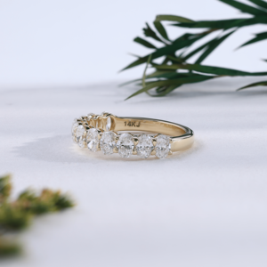 Bague de mariage éternelle en or avec diamants ovales de luxe, bijoux raffinés pour femmes, idéale pour un anniversaire - Product Image 4