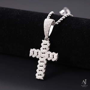 AARVA JEWELS Collar con Colgante de Cruz de Moissanita Chapado en Oro de 18K y Plata de Ley 925, Estilo Hip Hop Iced, Unisex, con Engaste Pavé de Garras - Product Image 2