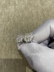 Pendientes de botón con diseño de copo de nieve con moissanita VVS de corte redondo certificados por GRA en plata 925, pendientes minimalistas con diamantes para ideas de regalo. - Product Image 5