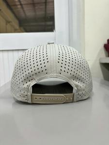 Gorra de Béisbol al por Mayor de Fábrica Vietnamita con Logotipo Personalizado, 5 Paneles, Perfil Medio, Orificios Cortados con Láser en la Parte Trasera para Uso en Exteriores como el Golf - Product Image 4