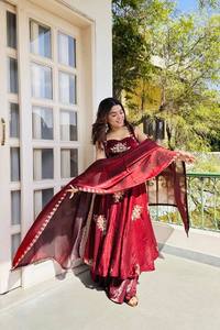 Ensemble Sharara en soie pure Fendi avec broderies lourdes et sequins, et dupatta de créateur – Tenue de soirée de mariage - Product Image 2