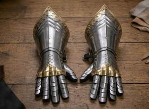 Gants de chevalier médiévaux en acier, armure dorée de style antique avec gravures complexes - Product Image 3