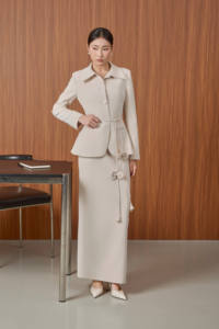 Traje Elegante/Clásico Moderno/Estilo Vintage ELVA - Conjunto de Traje Beige con Cuello Japonés - Edición Mature Grace KS57, Venta al Por Mayor en Vietnam - Product Image 5