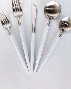 Ensemble de couverts en métal haut de gamme, cuillères de service, conçu pour une présentation élégante lors des repas - Product Image 4