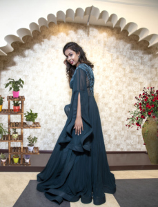 Elegante vestido de noche de georgette con corte en A, largo hasta el suelo, con bordado de cuentas y cuello corazón, sin mangas y capa transparente. - Product Image 2