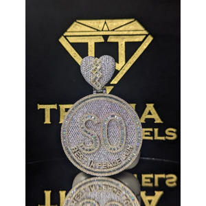 Pendentif rond SO avec diamant Moissanite VVS en argent sterling 925, bijoux de luxe sur mesure par Trisha Jewels - Product Image 1