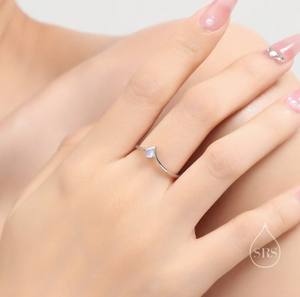 แหวนมูนสโตนแบบมินิมอล วีริง ทำจากเงินสเตอร์ลิง ขนาด 3 มม. ประดับมูนสโตนแบบฝังหนามเตย แหวนปรับขนาดได้ แหวนลายเชฟรอน มูนสโตนจำลอง - Product Image 5