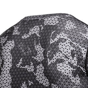 Fabricant pakistanais de chemises de compression de haute qualité, dernier design, en spandex et polyester, pour hommes, séchage rapide, respirantes, écologiques - Product Image 5