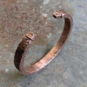 Bracelet magnétique unisexe en cuivre massif, style moderne et traditionnel, fait main, martelé, rigide, cadeau idéal - Product Image 5