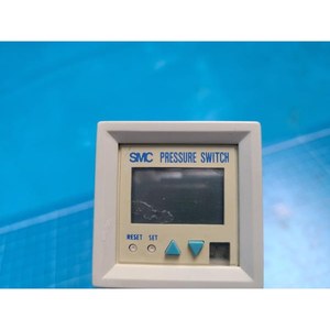 Pressostat numérique à vide SMC ZSE4B-T1-26, utilisé comme pièce détachée pour équipement semi-conducteur d'époque - Product Image 2