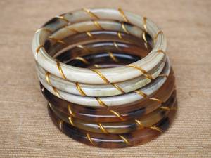 Ensemble de bracelets en corne polie faits à la main, forme ronde, imitation moderne, couleur marron naturel, bijoux de collection pour femmes - Product Image 1