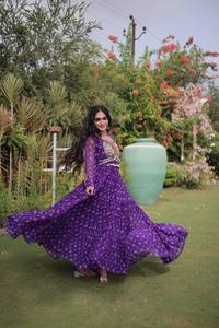 Robe traditionnelle de créateur, imprimé Bandhani et patchwork Kutchi, en faux georgette, prête à porter, spéciale Navratri. - Product Image 2