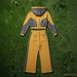 Conjunto Deportivo de Dos Piezas para Mujer, Sudadera Corta con Cierre y Bloques de Color Mostaza, Pantalones Deportivos Anchos con Detalles de Pedrería - Product Image 6