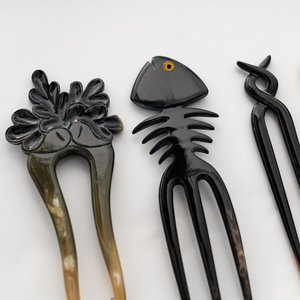 Horquilla para el Cabello Hecha a Mano con Cuerno de Búfalo, Diseño de Pez Negro Tallado en Forma de Animal, Artesanía Natural - Product Image 4