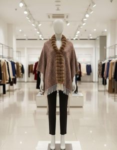Poncho élégant pour femme avec bordure en fausse fourrure, châle tricoté polyvalent et confortable avec pompons pour superposer et ajouter du style - Product Image 2