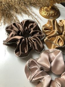 Élégant chouchou gris en satin fait main avec nœud perlé, élastique doux pour cheveux, accessoires de luxe pour femmes pour festivals - Product Image 2