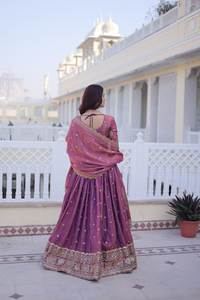 Lehenga Choli Traditionnel Brodé de Paillettes et de Zari, en Fausse Fourrure de Créateur, Fait Main, Idéal pour Mariages et Soirées – Meilleure Vente - Product Image 3