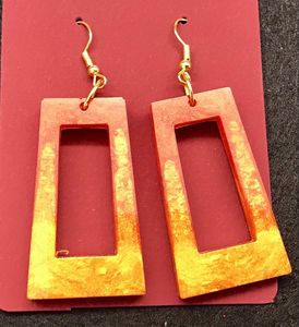 Boucles d'oreilles romantiques en résine florale – Bijoux botaniques faits à la main avec des détails transparents élégants - Product Image 2