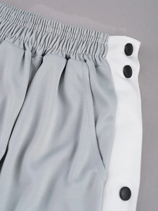 กางเกงแทรคแพนท์ผู้ชายแบบมีแถบข้างติดกระดุมแบบสั่งทำพิเศษ สไตล์สตรีทแวร์พร้อมขอบเอวยางยืดและรายละเอียดกระดุม - Product Image 2