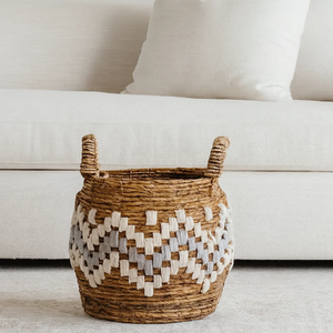 Elegante cesto de lavandería de ratán blanco tejido con tapa abovedada y detalles de toalla suave, disponible a precios de mayorista. - Product Image 5