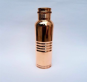 Juego de botella y vaso de cobre, altos y delgados, con grabado decorativo en la banda central. Disponible a precios de mayorista. - Product Image 3